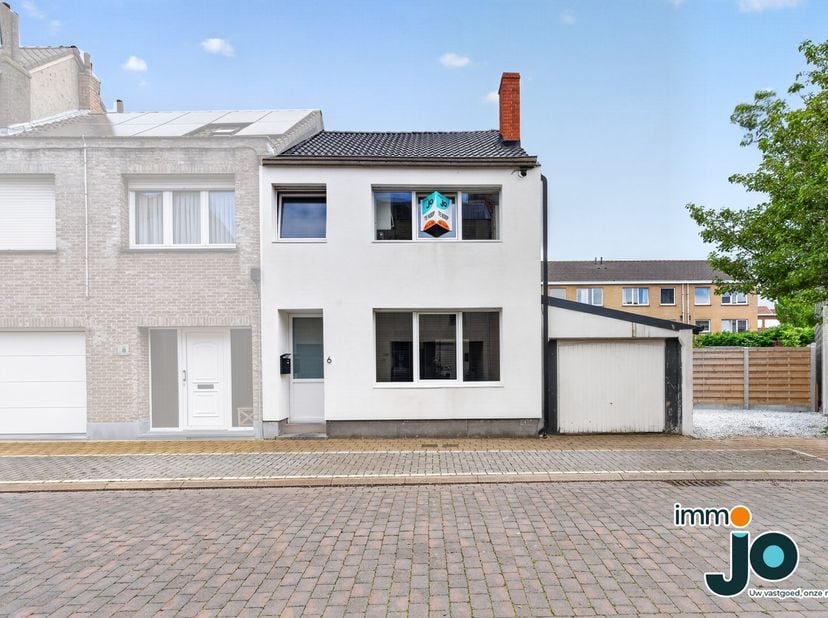 In een rustige en aangename woonomgeving in Bredene bevindt zich deze instapklare gezinswoning met een gunstig EPC, een zonnige tuin en een praktische