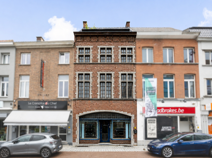 Deze veelzijdige en ruime eigendom ligt pal in het centrum vlakbij het station en de Grote Markt met tal van handels - en horecazaken om en rond. Het