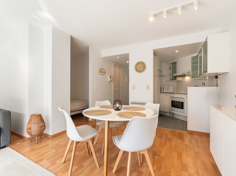 Studio spacieux prêt à emménager avec coin nuit, situé au 1er étage du côté ensoleillé, avec une belle terrasse, à quelques mètres seulement de la dig