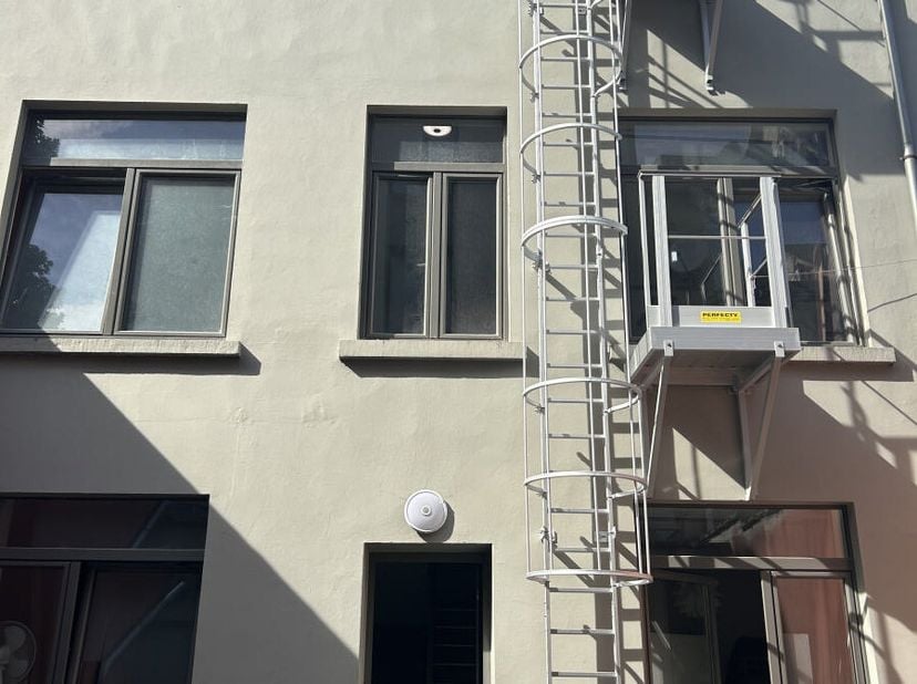 A proximité immédiate de la gare du Midi (TGV), 3 appartements situés au calme d'une arrière maison : - un au rdc (avec cour de 12 m²) 155000euro - un