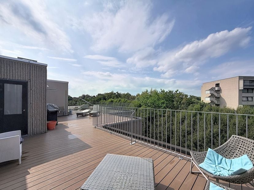 Roodebeek, à proximité de la place de la Sainte-Famille, situé dans un écrin de verdure, au 5 étage d'une belle copropriété, superbe duplex penthouse