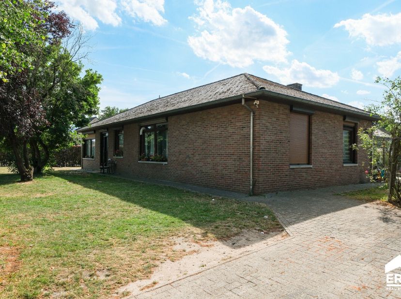 Rustig gelegen bungalow op ruim hoekperceel van 996 m² in het groene Wijchmaal.Op een uitstekende locatie in het landelijke Wichmaal bevindt zich deze