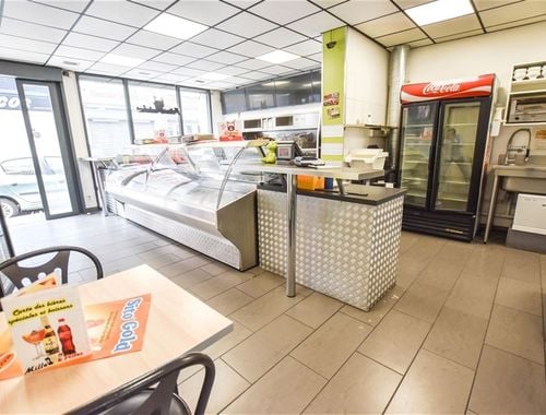                                         Complexe de bureaux à vendre à Mouscron, € 440.000
