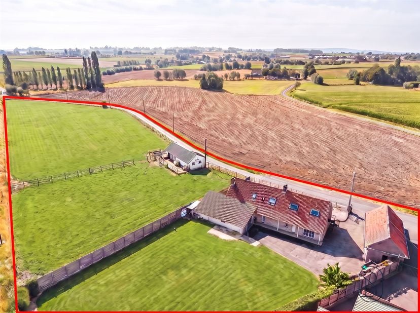Welkom in deze landelijke gelegen woning gelegen in het groene hart van Anzegem. Deze karaktervolle fermette is ideaal voor mensen die verlangen naar