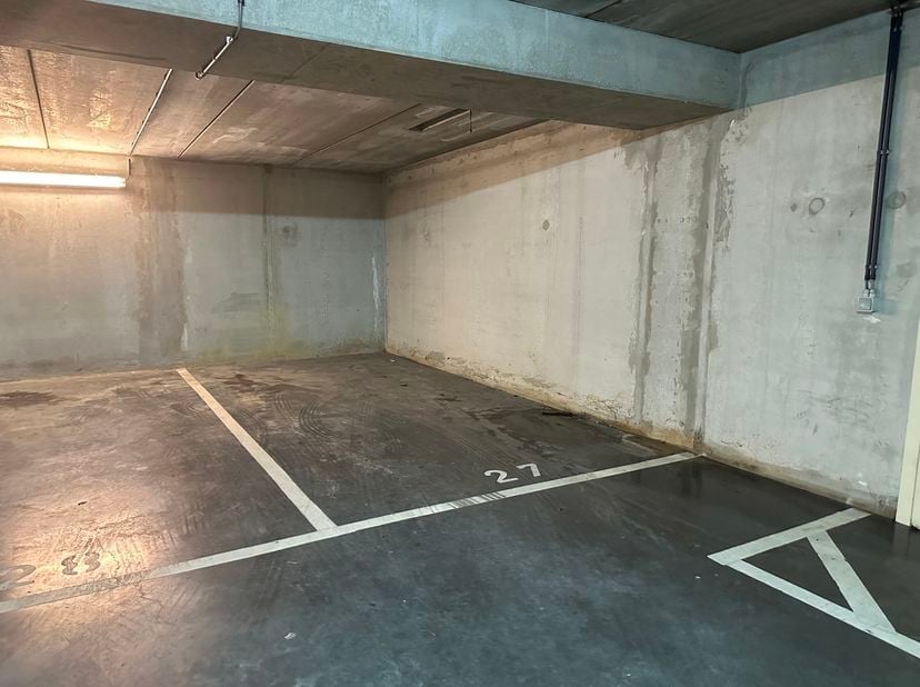 Gelegen tussen het Josaphat Park en het Georges-Henri Park, bieden wij u een parkeerplaats gelegen op de -1 verdieping van een recent gebouw van het b