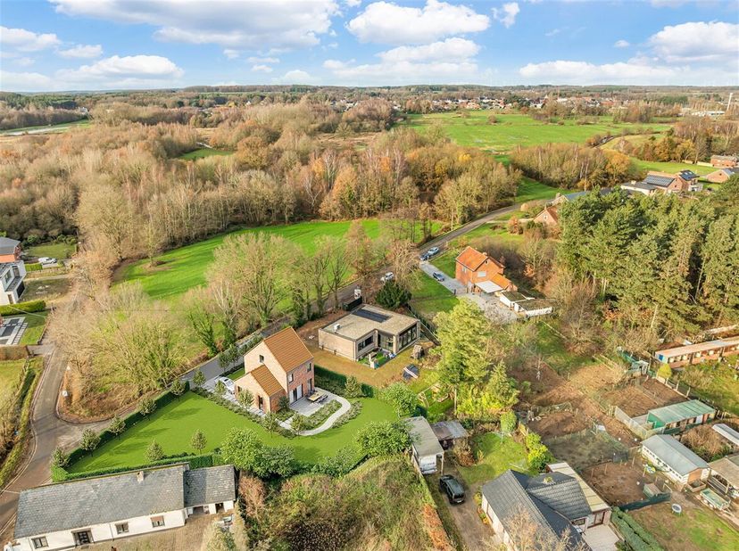 Prachtige bouwgrond in groene omgeving te Lummen<br />
In de rustige en groene Sint-Annastraat 93 te Lummen bevindt zich deze mooie bouwgrond voor een