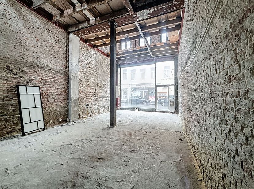 Flagey wijk - Commerciële ruimte van 437m² bruto - Grote werken - samengesteld als volgt : Een grote commerciële ruimte van 437 m² ontwikkeld over 3 n