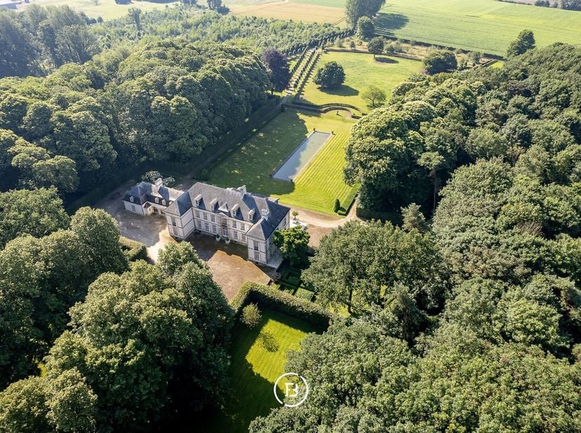 Kasteel Les Gobelets is een prachtig landhuis, uniek discreet gelegen op het hoogste punt van Waasmunster met een adembenemend zicht op de Durmevallei