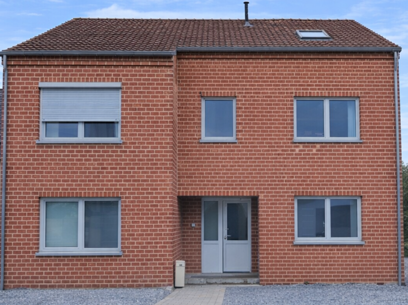 Ruim en lichtrijke appartement met moderne keuken, nette slaapkamers en een tuin.<br />
De badkamer is recent vernieuwd.<br />
Rustige ligging met eig