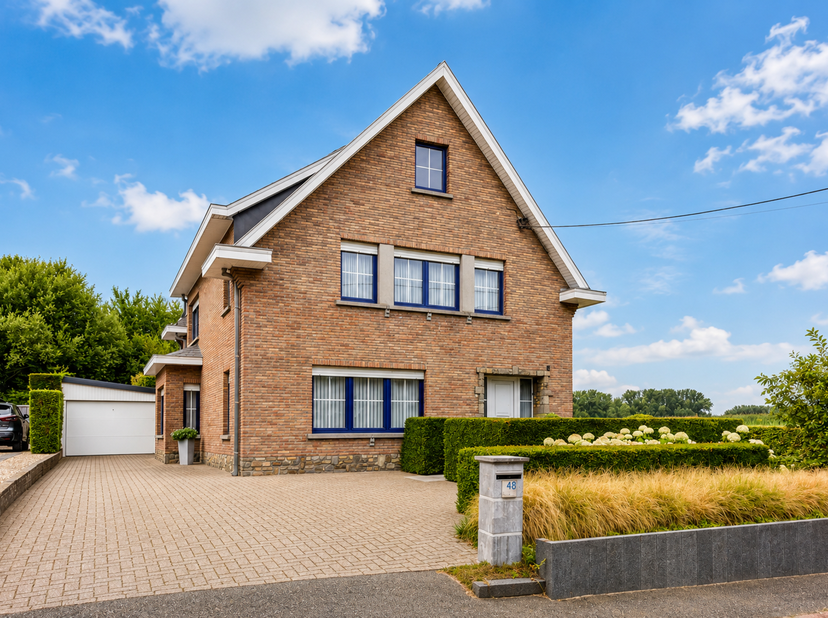 Deze goed onderhouden woning combineert ruimte, wooncomfort en een rustige landelijke ligging met een goede bereikbaarheid. Dankzij de praktische inde