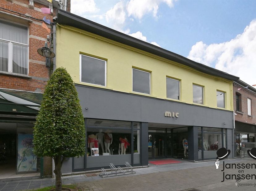 Bent u klaar om uw ondernemersdroom waar te maken? Dit indrukwekkende handelspand, gelegen op een toplocatie in het bruisende centrum van Hamme, biedt