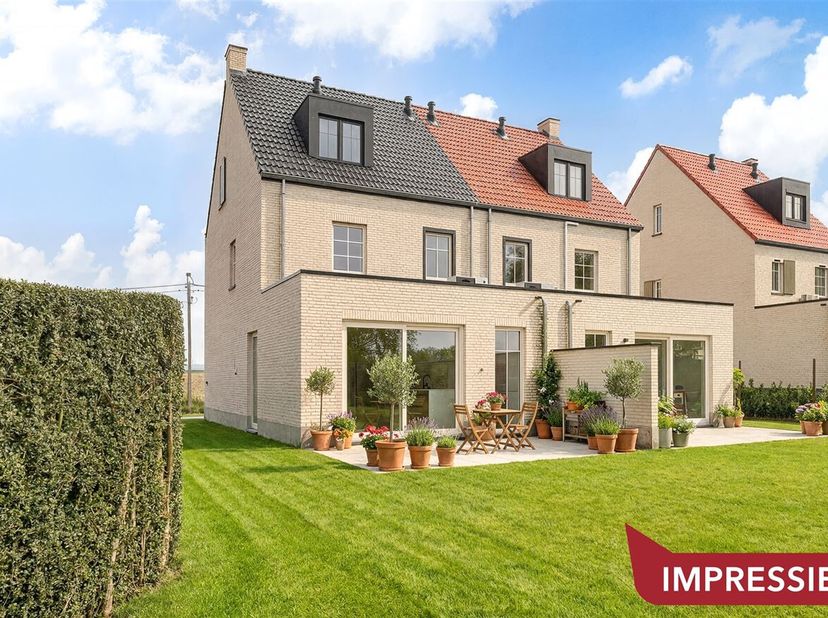 Lichtrijke nieuwbouwwoning met 4 slaapkamers, bureau en westgerichte tuin<br />
Deze recente nieuwbouwwoning combineert ruimte, comfort en energiezuin