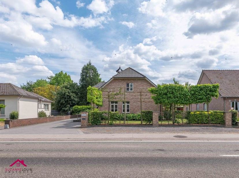 Hoogwaardig afgewerkte, landelijke villawoning met riante vrijstaande garage en ruime zuid gerichte tuin, omgeven door groen!<br />
<br />
Troeven<b
