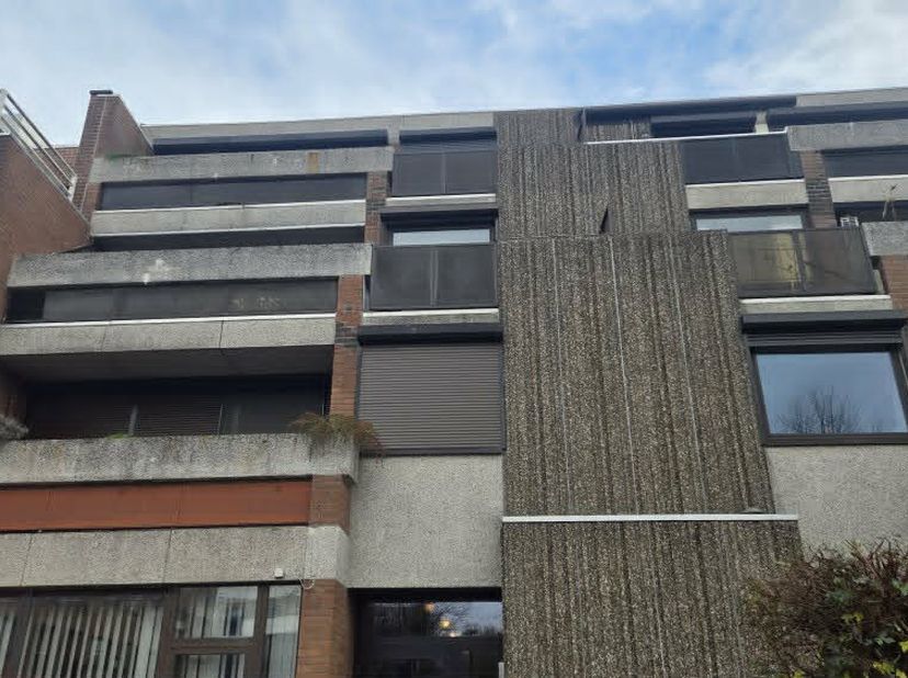 ALGEMEEN:  Verhuurd appartement gelegen in het centrum van Heppen met afgesloten garagebox.  EPC: C INDELING: Inkomhal met apart toilet, badkamer voor
