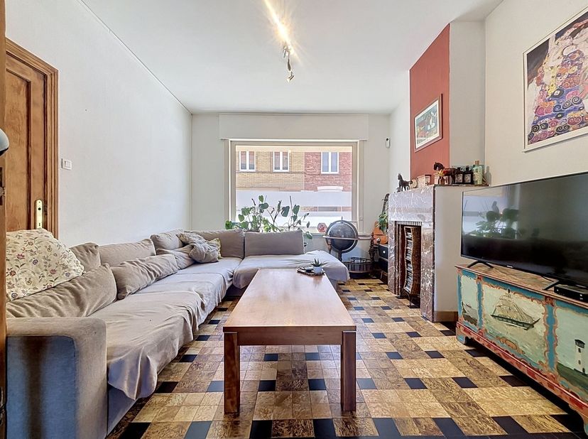 Ruime, charmante gezinswoning met uitweg en dubbele carport in het centrum van Poperinge<br />
Deze charmante woning combineert een centrale ligging