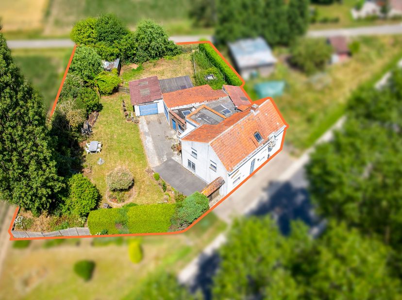 Deze eigendom op 933 m² wordt u te koop aangeboden op een landelijke ligging en geniet achteraan van een uitweg.<br />
**Deze woning kan gesloopt en h