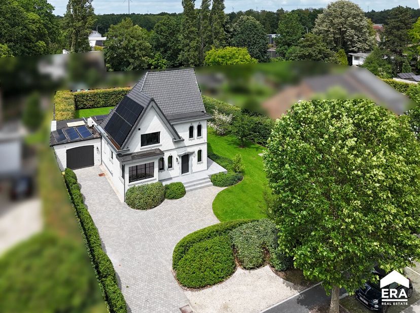 Herenwoning in het centrum van Olen, statig gelegen op een royale groene kavel nabij scholen en openbaar vervoer.Deze karaktervolle woning uit 1952 he