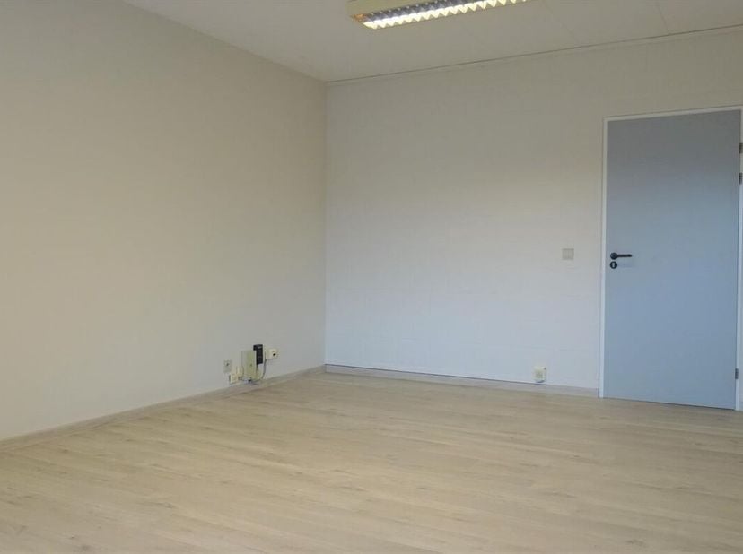 Deze kantoorruimtes zijn opgefrist en gelegen vlakbij treinstation Tienen en E40. De afmetingen variëren van 25m² tot 40m². Inclusief in de prijs: gro