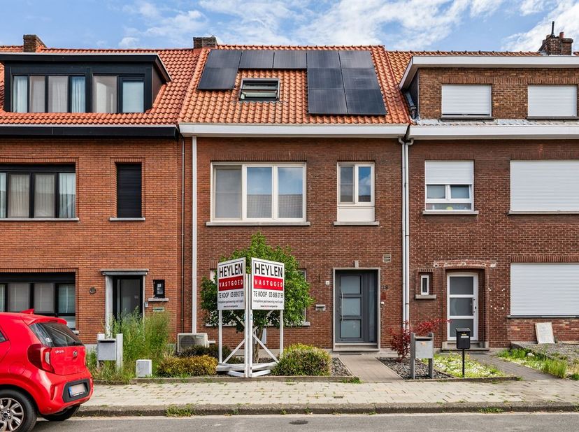 Zeer deftig gerenoveerde gezinswoning met alle comfort<br />
Ligging: zijstraat van Schoonbroek, gekenmerkt voor de rustige ligging, vlotte bereikbaar