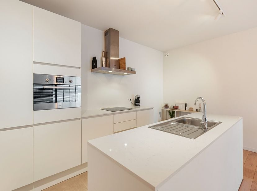 Idéalement situé le long de l'avenue Prince Baudouin, se trouve cet appartement moderne et économe en énergie avec une superficie habitable d'environ