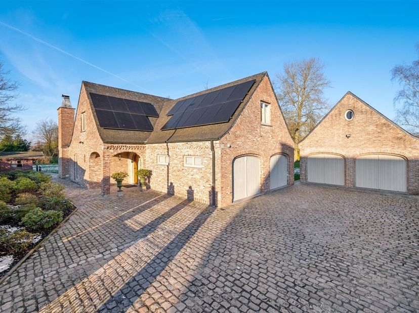 In deze unieke villa, gebouwd in 1990, komen rust, ruimte en karakter perfect samen. De woning ligt op een riant perceel van maar liefst 6.142 m², waa