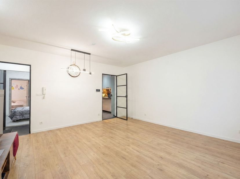 Gelegen op een uitstekende locatie, vlakbij winkels, scholen, ziekenhuizen en openbaar vervoer, vinden we dit instapklaar appartement terug. Het appar