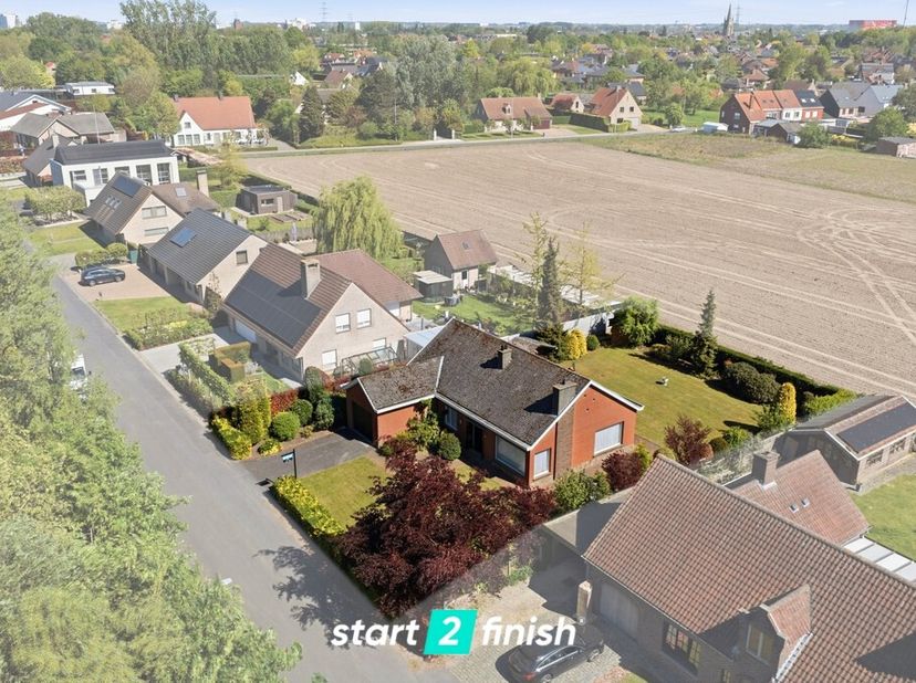 Bent u op zoek naar een ruime woning met tal van mogelijkheden op een uitstekende locatie? Dan is deze eigendom in de Kaasterstraat 51 te Rumbeke zeke