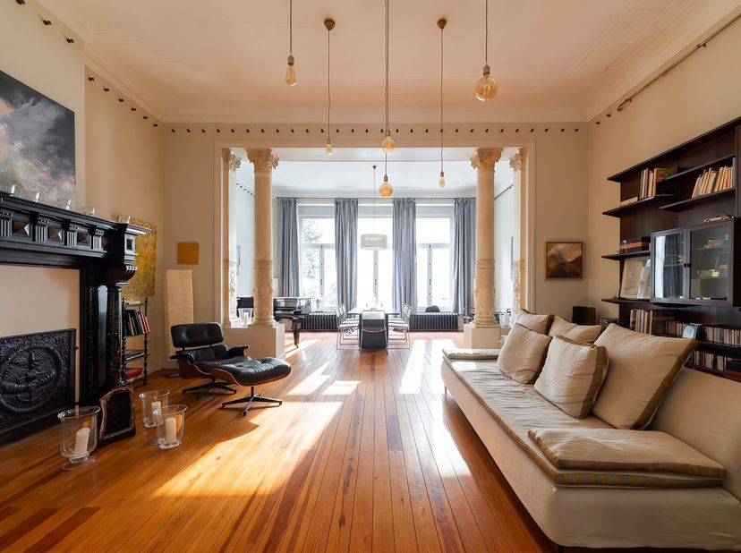Met uitzicht op de Vijvers van Elsene bevindt zich deze opmerkelijke art-nouveauherenwoning, ontworpen in 1904 door architect Ernest Blérot en volledi