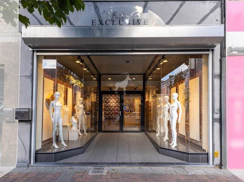 Agentschap Referentie: V7170-405<br />
*** VIRTUELE TOUR: https://envisite.net/vtour/fr/slbw1h ***<br />
Commercieel gebouw ideaal gelegen in het cent