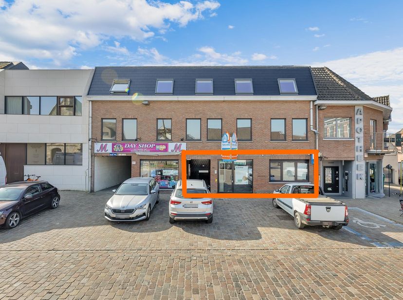 Voor meer info of een bezoek, bel 053 59 49 32 - Te koop: handelsruimte van ca. 90 m² met grote kelder en ingebouwde kluis, gelegen op een goede locat