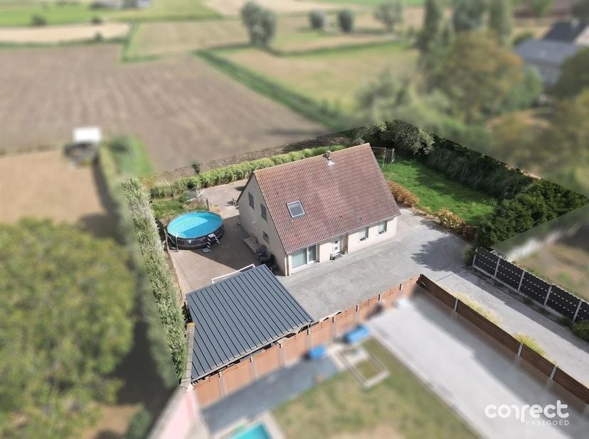 Op een perceel van 1.023 m² bevindt zich deze ruime villa met vier slaapkamers, rustig gelegen in Pervijze. <br />
<br />
STARTPRIJS: Elk bod boven