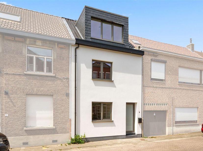 In een stille éénrichtingsstraat (gratis parkeren), recht tegenover een rusthuis, ligt deze instapklare woning, waarvan de gevel is afgewerkt met witt