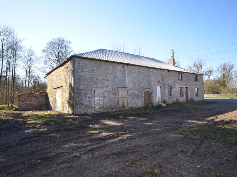 Karakteristiek huis gelegen in de plaats bekend als "Moulin de Boussu", in een uitzonderlijke bucolische omgeving aan de oever van een beek, op een pe