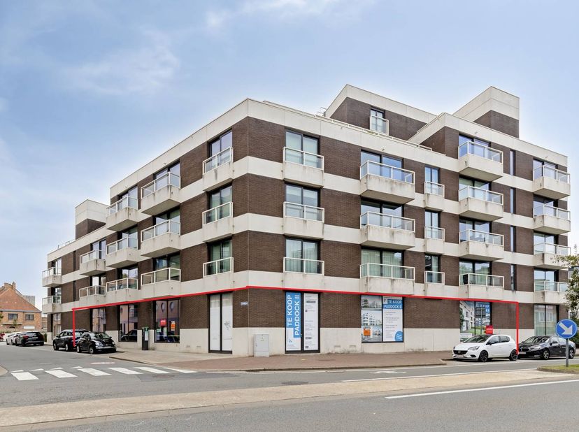 Cet espace commercial fictif, situé le long de la Koninklijke Baan à La Panne, a une superficie de 495 m². À proximité de la Koningsplein (parking). À