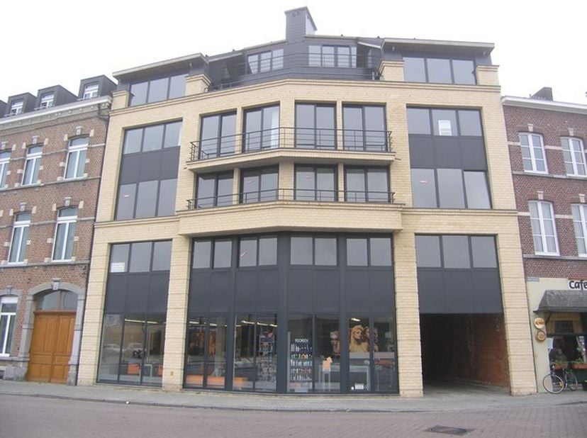 Dit stijlvolle penthouse, gelegen op de Gazometerstraat 2 in Sint-Truiden (recht tegenover het station), combineert comfort, ruimte en een uitstekende
