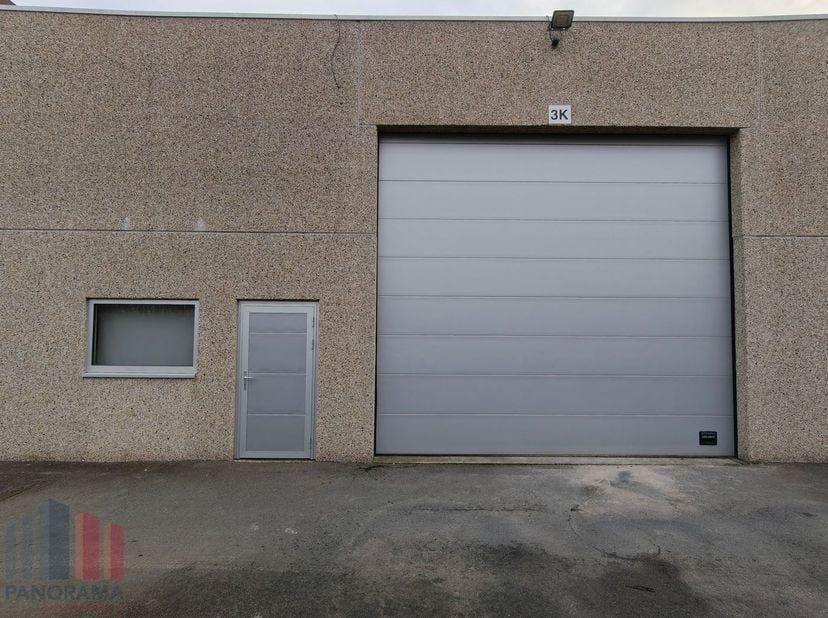 Fantastisch gelegen opslagruimte van 495 m² te huur, gelegen langs de vlot bereikbare en bedrijvige Kortrijksestraat (N50) te Oostkamp.<br />
<br />
D