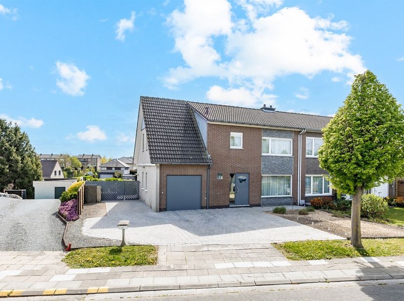 Deze in 2010 gerenoveerde halfopen bebouwing is rustig gelegen op een perceel van 450m² in een aangename woonwijk in Welle, en toch op korte afstand v