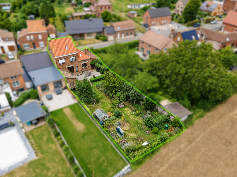 Op de begane grond leidt een hal met toilet en garderobe naar een aangename, lichte woonkamer van circa 35 m², een volledig uitgeruste keuken van circ