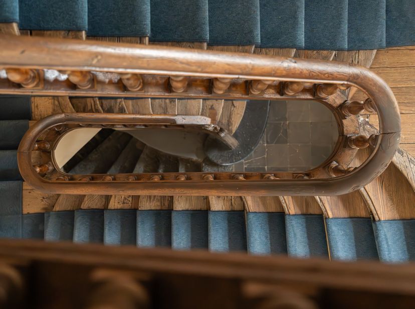 Situé entre Mons et Chimay, au cur de la Thudinie, ce château du XIVe siècle se distingue par son architecture gothique et ses tours remarquablement c