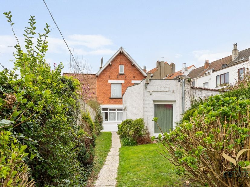 Authentiek karaktervol herenhuis uit 1926, gelegen op een perceel van 295 m² in een rustige residentiële wijk van Ganshoren. Met 248 m² verdeeld over