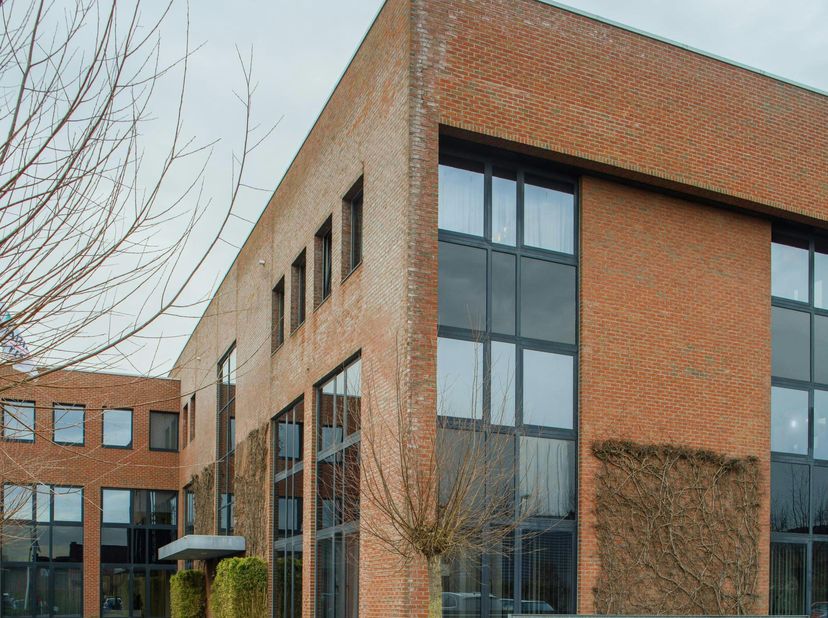 In het Clintonpark te Roeselare staat dit kantoor te huur van ca. 172 m².<br />
Er is ook een mogelijkheid om deze ruimte aan te kopen.<br />
<br />
A