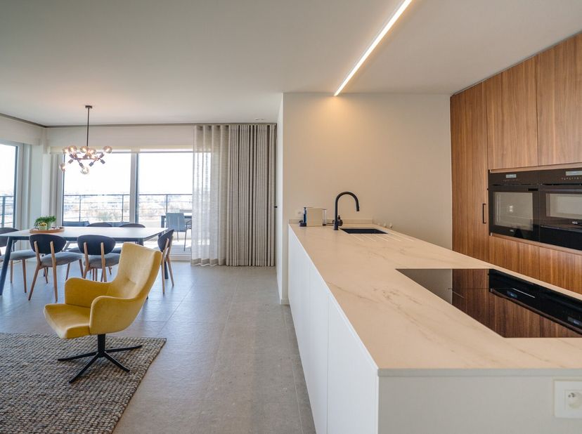 Cet appartement d'angle magnifiquement fini est situé au 7ème étage du prestigieux complexe "THE WAVES SALT". La résidence est une référence à Ostende