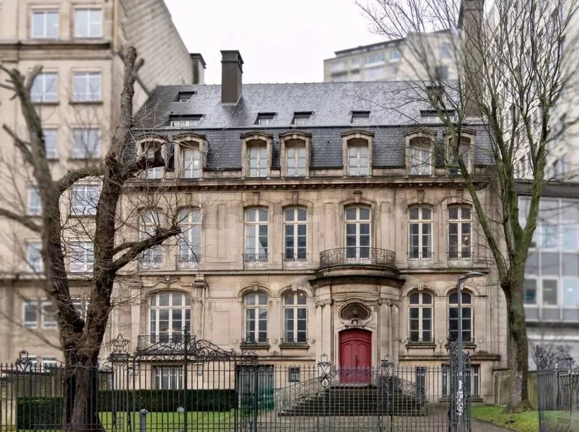 Situé près des institutions européennes cet élégant immeuble de bureaux développe une superficie de ± 3255 m² de bureaux, il se distingue par son iden
