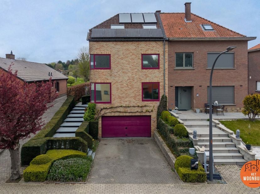 Deze zeer ruime, energiezuinige woning is gelegen op een prachtig perceel van 13 are 40 ca.<br />
De woning omvat op het niveau van de kelderverdiepin