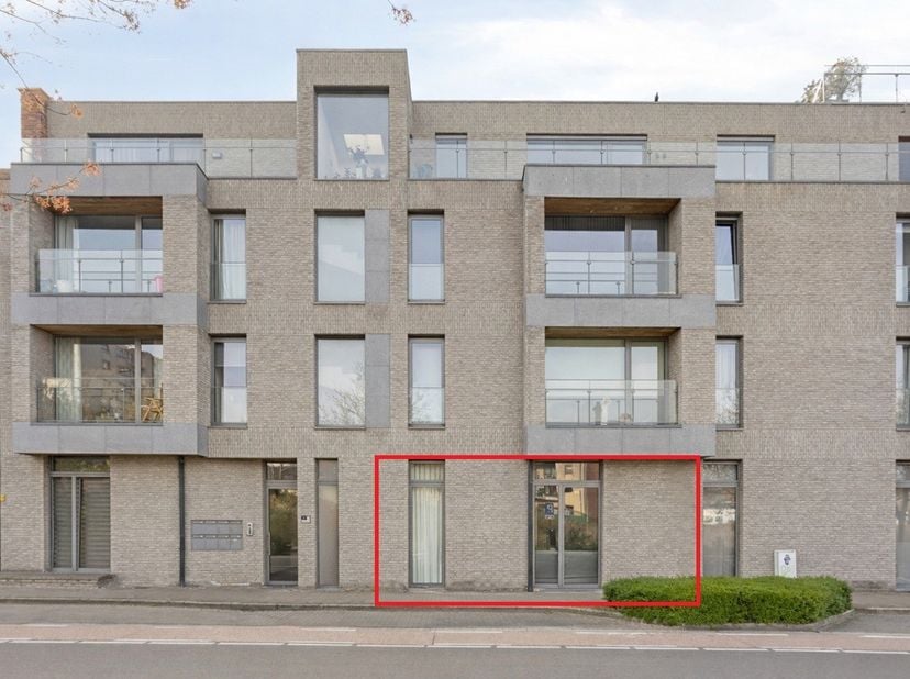 Welkom aan de Winterslagstraat 109 bus 2 in Genk, waar we in de stijlvolle Residentie Quartis dit ruime en gelijkvloerse appartement met 2 slaapkamers