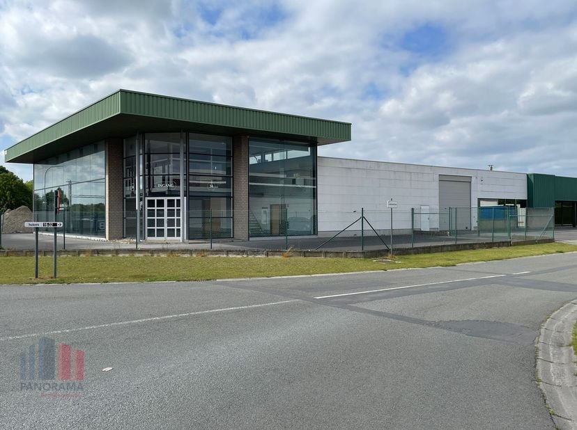 Multifunctioneel bedrijfsgebouw bestaande uit een ruime showroom (245 m²) in combinatie met een magazijn/atelier/werkplaats (425 m²).<br />
<br />
Het