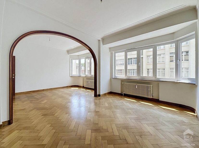 Elsene: Appartement met 2 slaapkamers te huur, gelegen vlak bij het Bos van de Cambre. Dit appartement met 2 slaapkamers van 106 m² (bruto EPB-oppervl