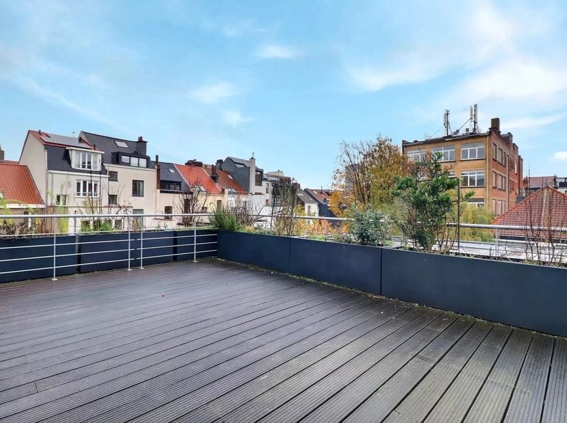 Place du Chatelain - Barnes Brussels vous invite à découvrir ce superbe duplex loft d'une superficie brute d'environ 399m2 (source PEB) avec terrasse