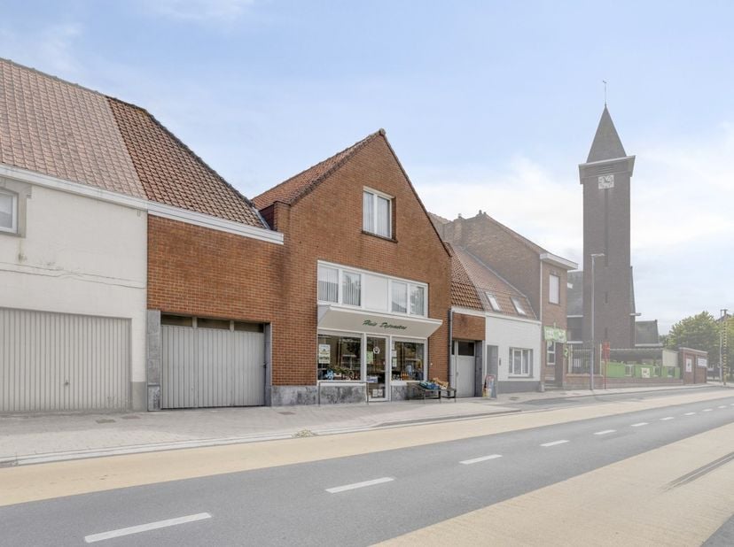 Op zoek naar een handelsruimte met een ruime, instapklare woning en tal van mogelijkheden? Deze commercieel gelegen eigendom bevindt zich op een perce