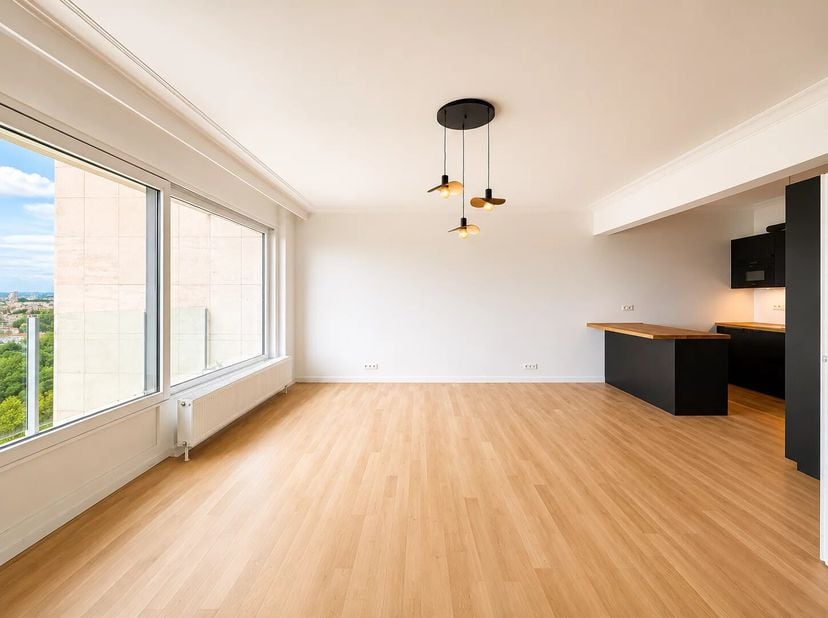 Victoire | Junot vous propose, au sein de la résidence prisée Parc J.F. Kennedy, ce superbe appartement entièrement rénové bénéficiant d'une vue panor